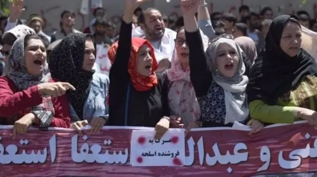 ماه گذشته صدها شهروند کابل به دلیل آنچه "ناتوانی دولت در تامین امنیت" میخواندند، دست به تظاهرات زدند