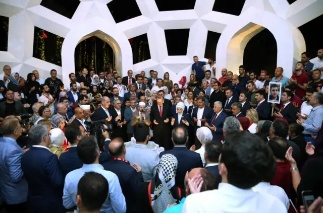 Cumhurbaşkanı Recep Tayyip Erdoğan dualar eşliğinde Şehitler Anıtı'nın açılışını yapıyor