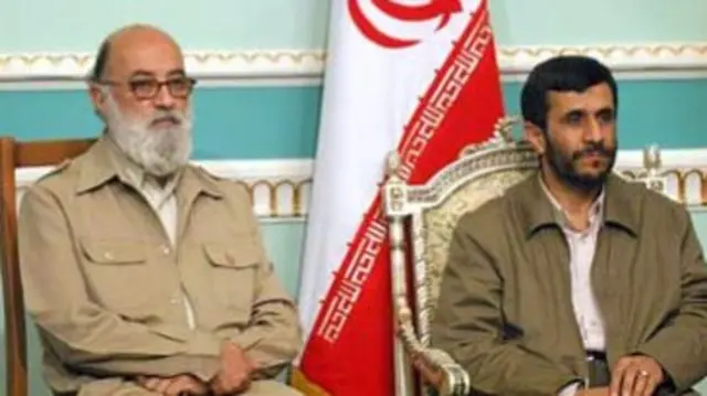 چمران در کنار احمدی نژاد پس از پیروزی او در انتخابات ریاست جمهوری سال هشتاد و چهار
