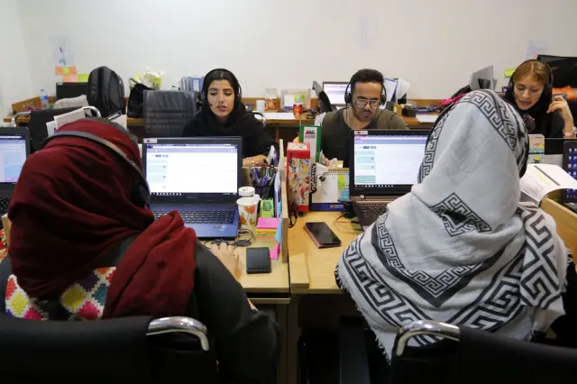 عاملون إيرانيون في مجال التقنية