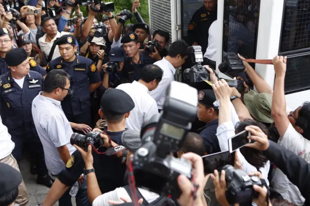 ขึ้นรถเรือนจำ