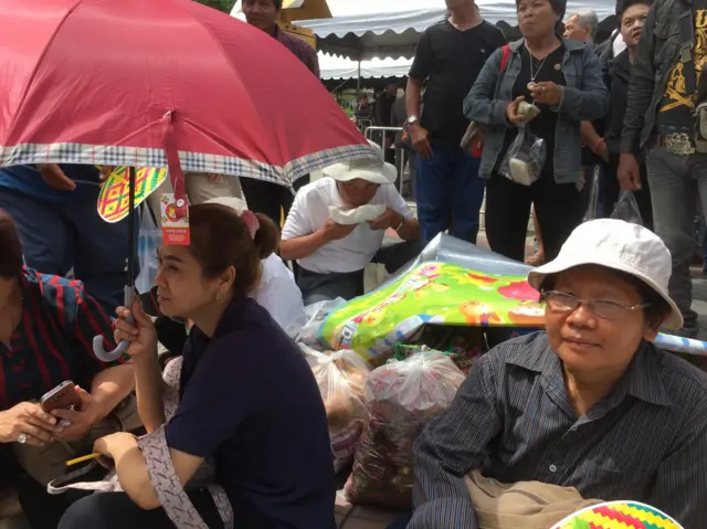 ภาพประชาชนที่มาให้กำลังใจน.ส.ยิ่งลักษณ์