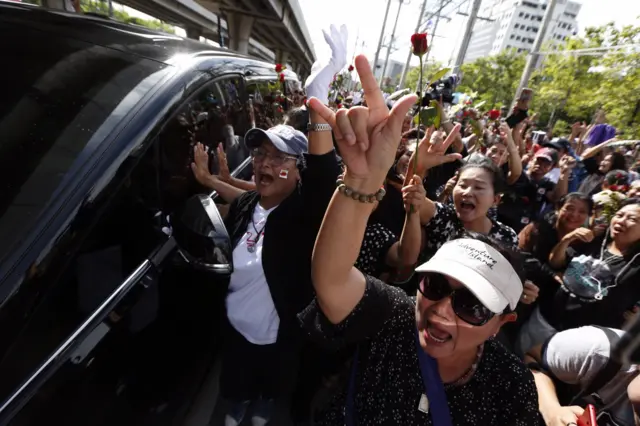 มวลชนกำลังรอการมาของ น.ส.ยิ่งลักษณ์