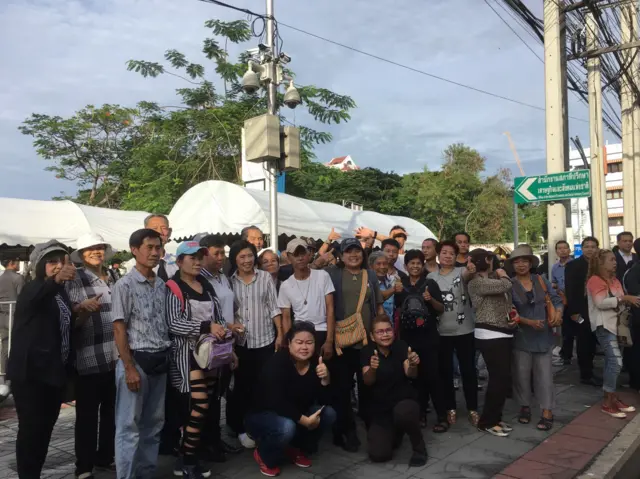 ภาพมวลชนผู้มาให้กำลังใจ น.ส.ยิ่งลักษณ์