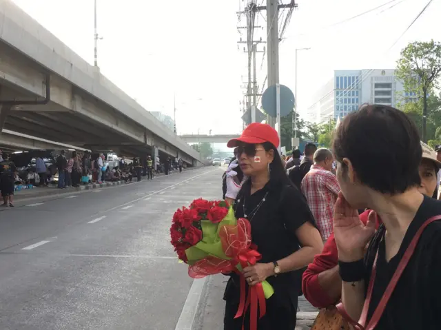ภาพมวลชนผู้มาให้กำลังใจ น.ส.ยิ่งลักษณ์