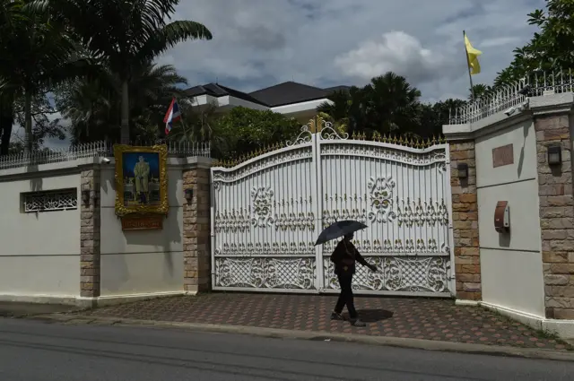 บรรยากาศหน้าบ้านพัก น.ส.ยิ่งลักษณ์