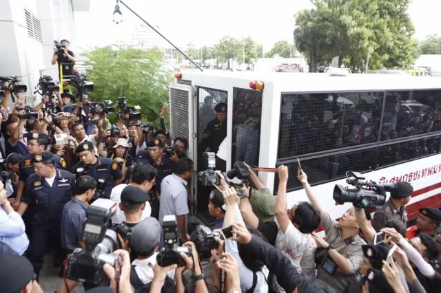 ขึ้นรถเรือนจำ