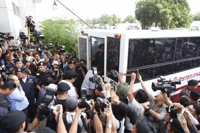 ขึ้นรถเรือนจำ