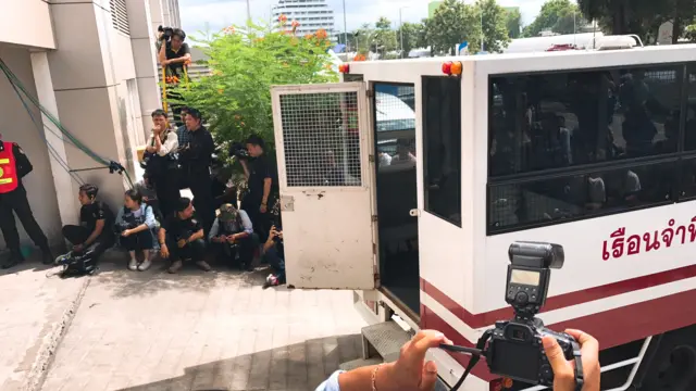 รถเรือนจำพิเศษกรุงเทพมหานครจอดรออยู่ที่ศาลฎีกา