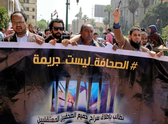 تظاهرة أمام نقابة الصحفيين المصريين للمطالبة بالإفراج عن صحفيين معتقلين. (يونيو/حزيران 2017)