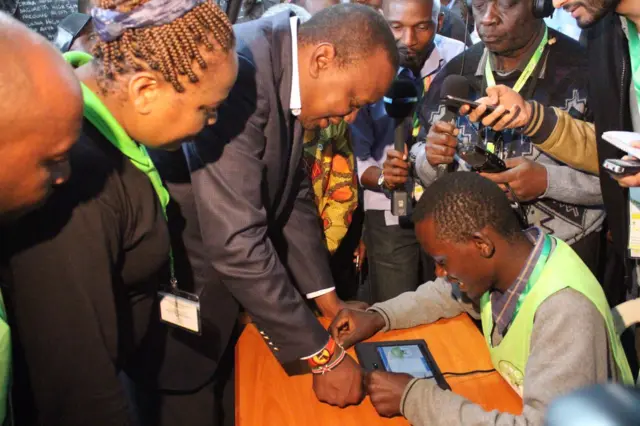 Rais Kenyatta amepiga kura kwenye shule ya msingi ya  Mutomo