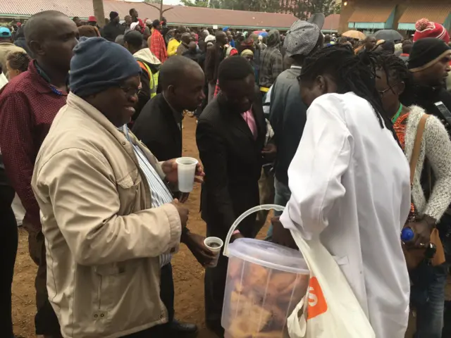 Wapiga kura  wakipata chai