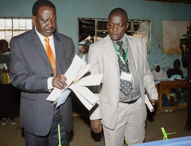 Kiongozi wa upinzani na mgombea wa Muungano wa NASA Raila Odinga akijitayarisha kupiga kura