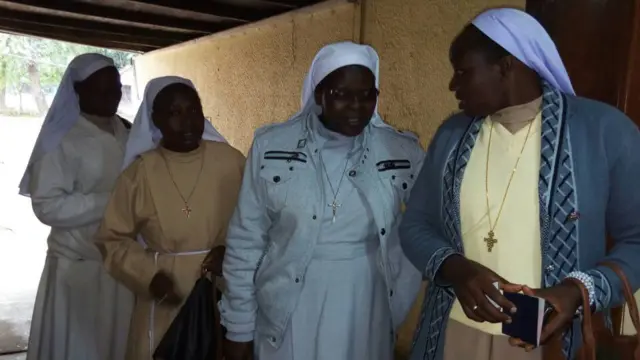 Watawa kutoka Kenya wakijiandaa kupiga kura mjini Arusha