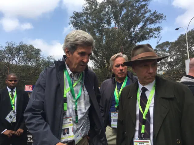 John Kerry awasili kituo cha kupigia Kura