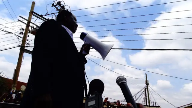 Odinga akiwatubia wafuasi wake baada ya kupiga kura