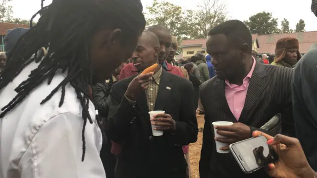 Wapiga kura  wakipata chai