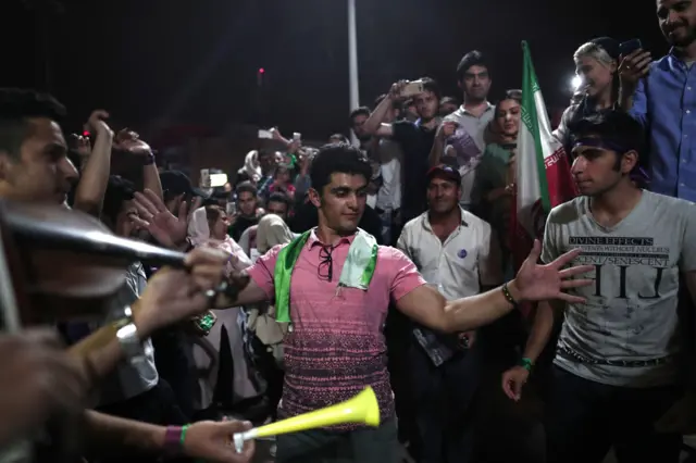 محتفلون بفوز الرئيس روحاني