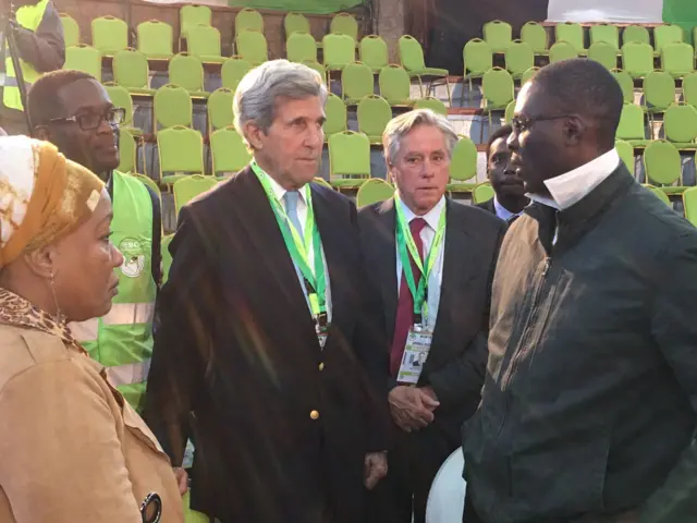 John Kerry na maafisa wa IEBC