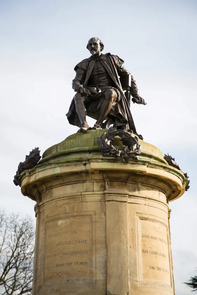 تمثال الكاتب المسرحي والشاعر ويليام شكسبير في بلدة ستراتفورد أبون إيفون.