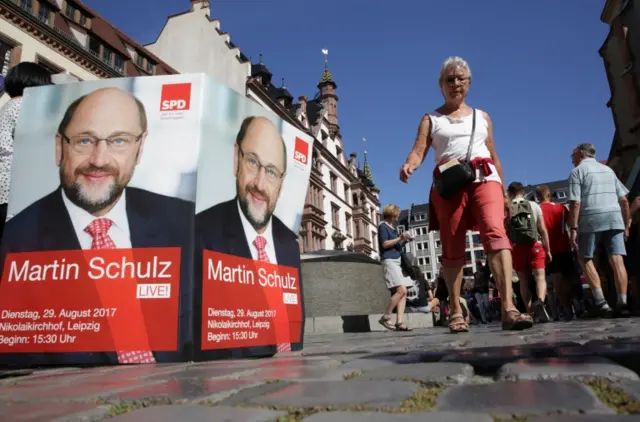 SPD lideri Martin Schulz'un posterleri