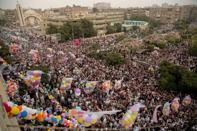 مصريون يؤدون صلاة عيد الفطر في القاهرة 2017