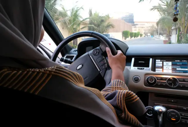 سيدة سعودية تقود سيارة في جدة