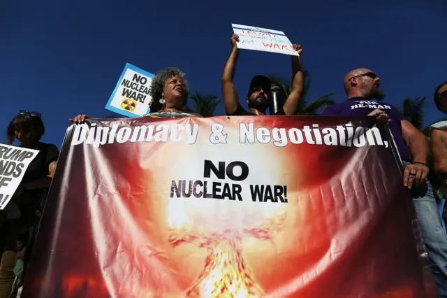 ผู้ชุมนุมเรียกร้องให้แก้ปัญหาเกาหลีเหนือด้วยวิถีการทูต