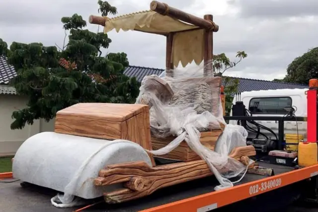 السيارة المهداة للسلطان مزودة بمحرك ولذلك لن يعاني من آلام القدمين