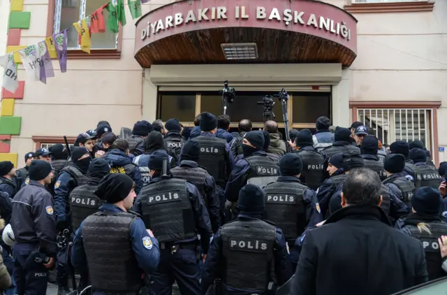 Diyarbakır HDP binası önünde polisler