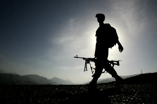 جندي تركي يسير بالقرب من الحدود التركية-العراقية.