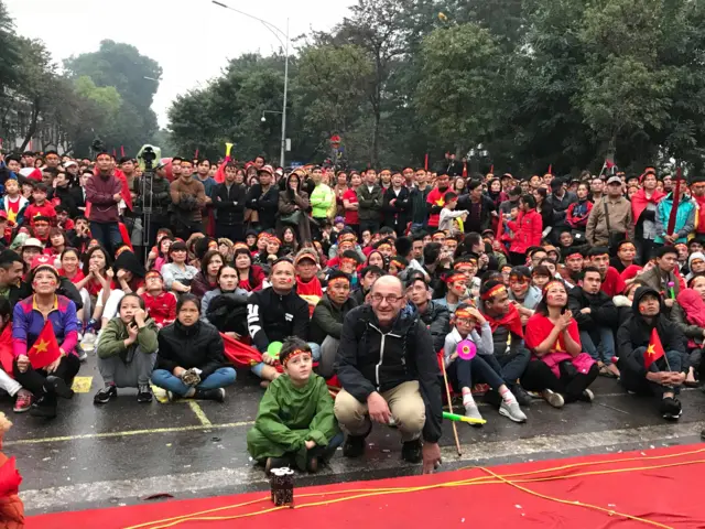 Hàng ngàn người xem