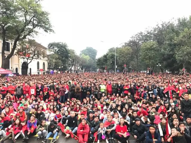 Hàng ngàn người xem