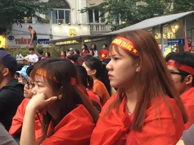Cổ động viên Sài Gòn căng thẳng trước những pha Việt Nam bị ép sân