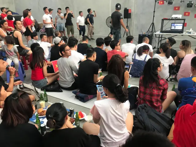 Các bạn trẻ Việt Nam ở Melbourne, Úc theo dõi trận đấu