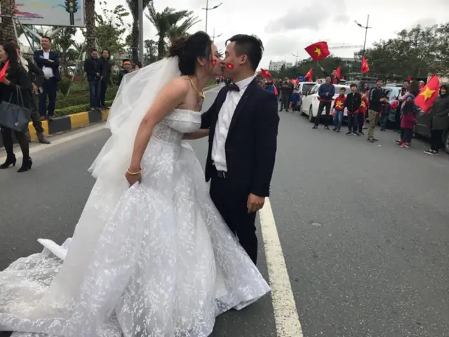 Một cặp đôi chụp ảnh cưới hôm 28/1 trên đường cao tốc phía ngoài sân bay Nội Bài.
