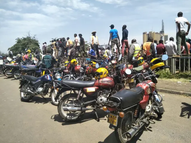 Wahudumu wa bodaboda wanaonekana wakiwa wameegesha pikipiki zao nje ya uwanja