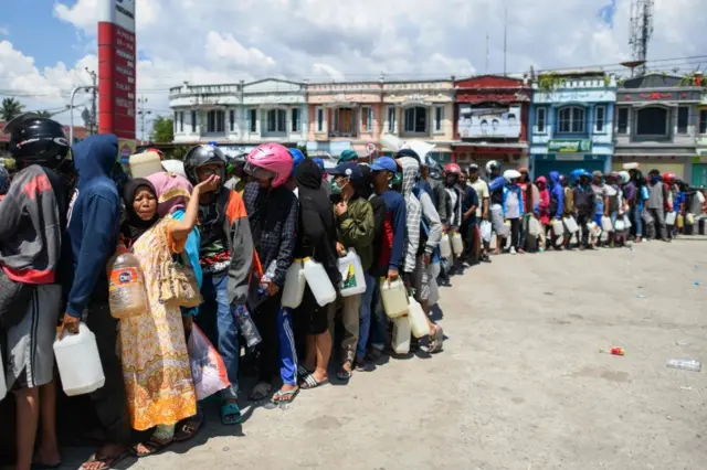 Antrean bahan bakar di Palu.