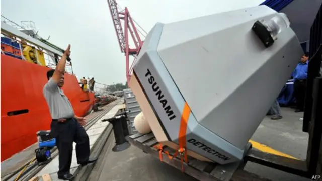 Sebuah buoy peringatan tsunami dihibahkan Lembaga Oseanografi dan Atmoster Amerika Serikat kepada Badan Pengkajian dan Penerapan Teknologi pada 2008.