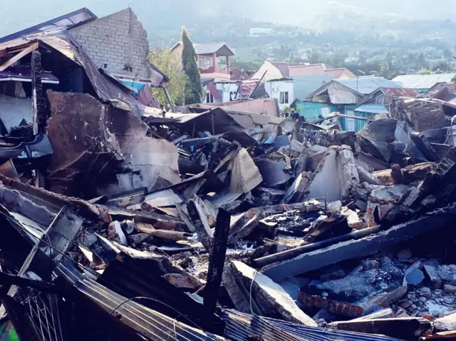 Tsunami dan gempa di Palu