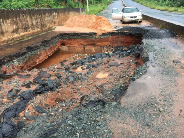 Onunu dị n'etiti ụzọ