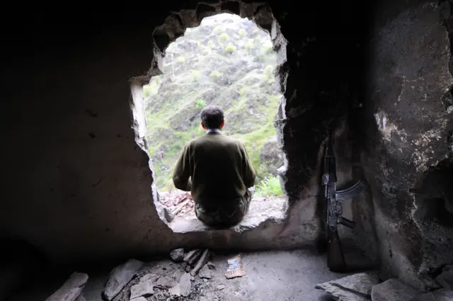 Siirt'te arkası dönük bir korucu