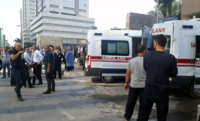 İzmir Adliyesi'nin önü