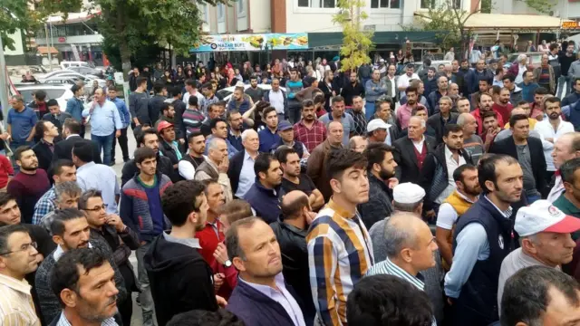 Cinsel istismar olayına tepki gösterenler adliye binası önünde toplandı.