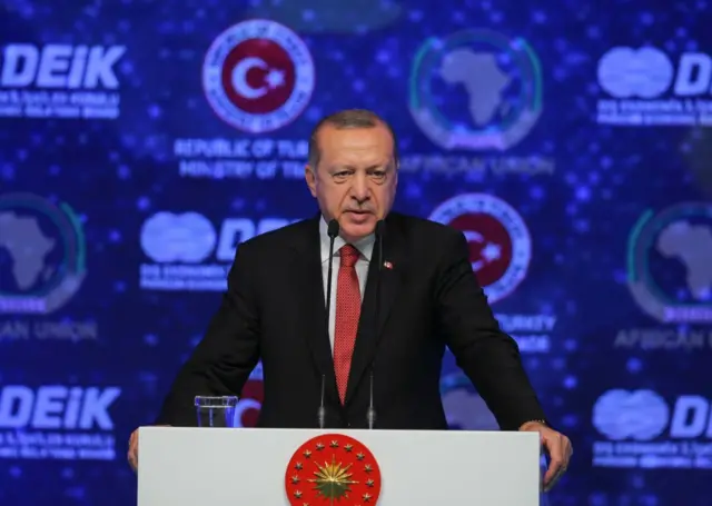 ناشد أردوغان السلطات السعودية لنشر صور تسجيلات كاميرات المراقبة داخل وخارج القنصلية السعودية بإسطنبول لمعرفة حقيقة اختفاء الصحفي السعودي جمال خاشقجي.
