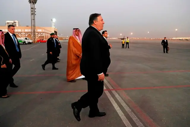 بومبيو يتجه إلى طائرته مغادرا الرياض