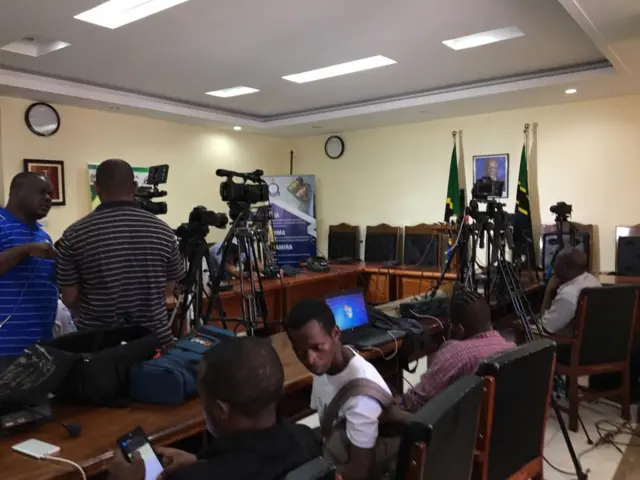 Wanahabari wakijiandaa katika mkutano na mkuu wa Jeshi la Polisi Nchini tanzania , IGP Simon Sirro,