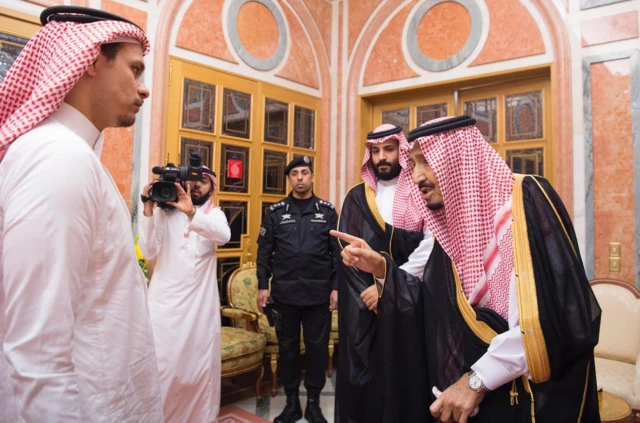الملك سلمان وولي العهد يستقبلان عائلة خاشقجي