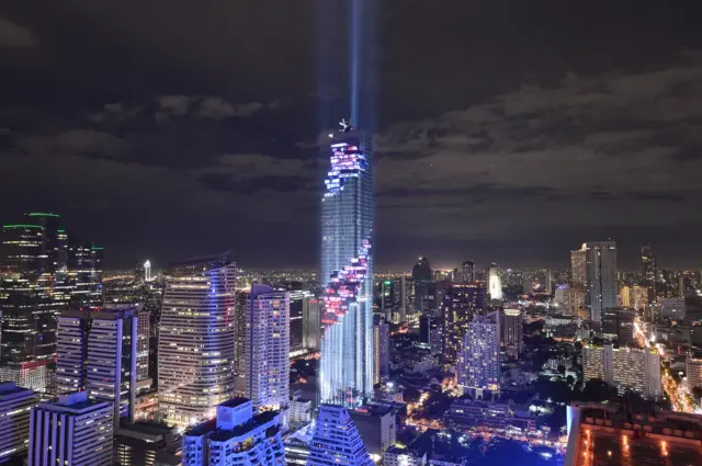 ตึกมหานครแสดงแสงสีเมื่อเปิดตัวอย่างเป็นทางการในกลางปี 2016