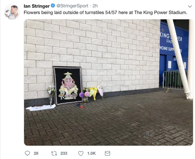 ภาพจากทวิตเตอร์ของนายเอียน สตริงเกอร์ ผู้บรรยายฟุตบอลของบีบีซี